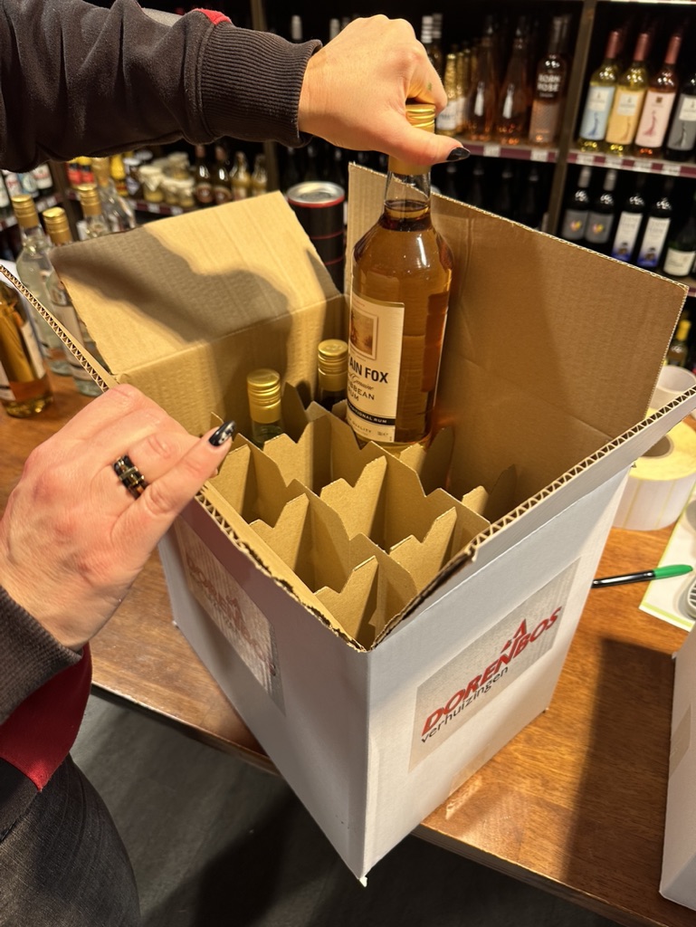 7000_flessen_inpakken_wijndozen